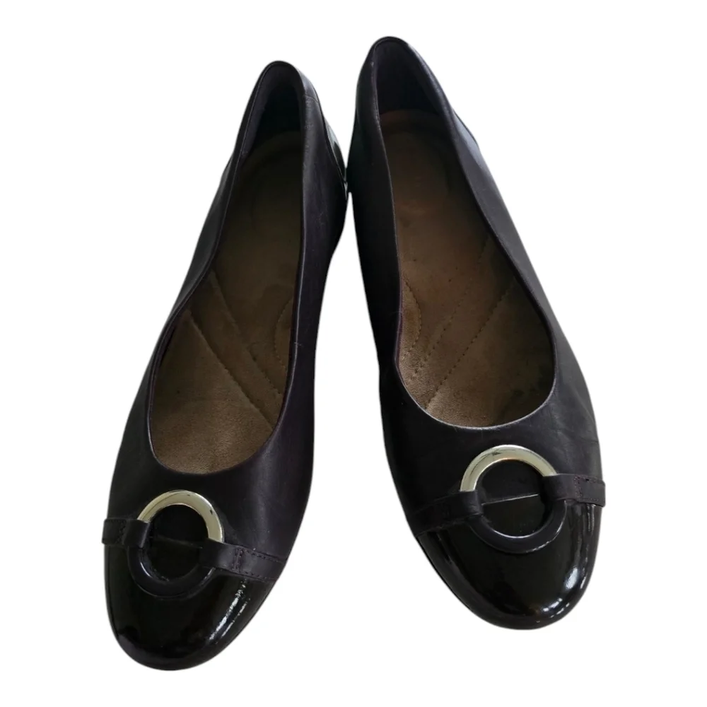 Clarks Womens Leather Slip-On Flats 9.5 Buckle Detail Burgundy Exellent